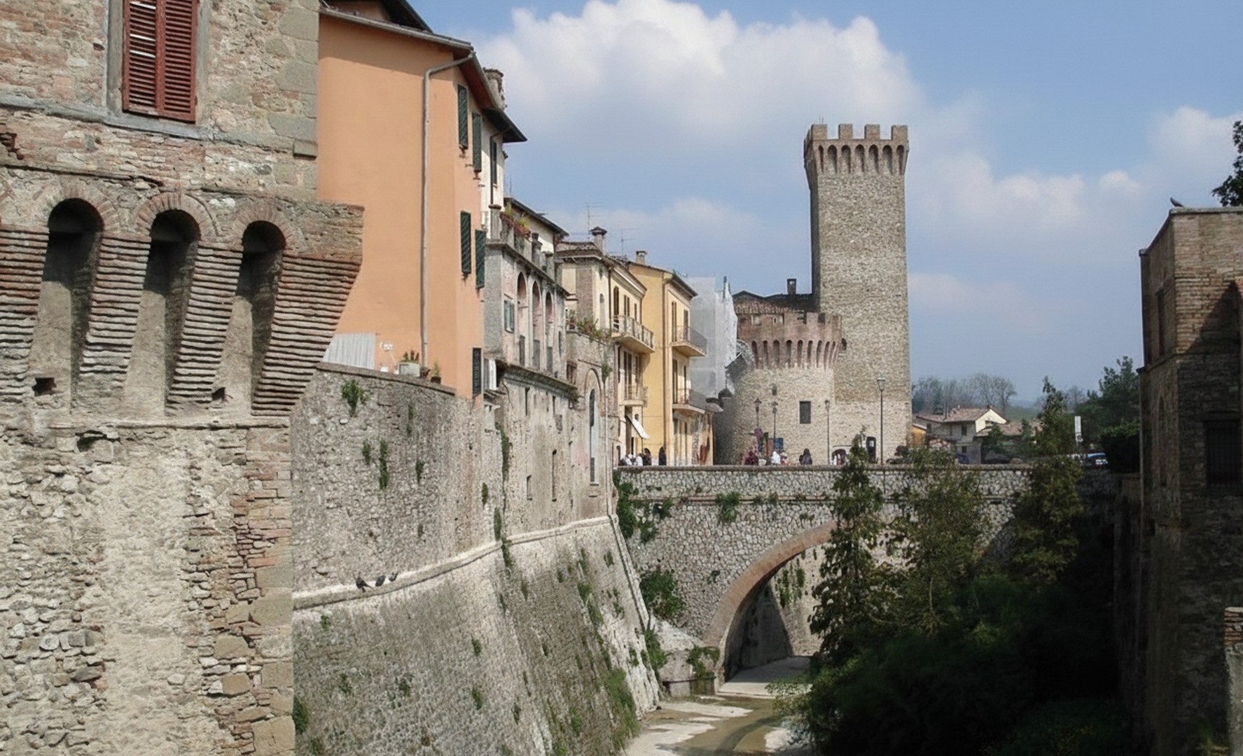 Umbertide, il borgo che si specchia sul Tevere