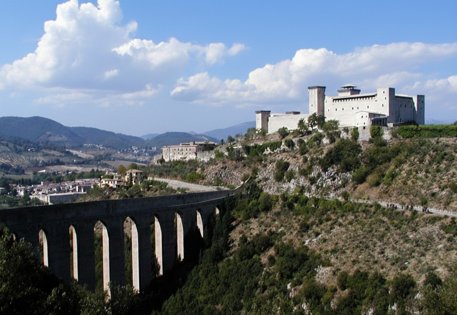 Ponte delle torri di Spoleto, città incastonata nel cuore dell'Umbria