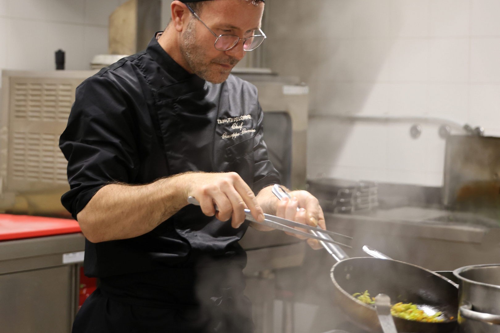 chef gravino mentre cucina