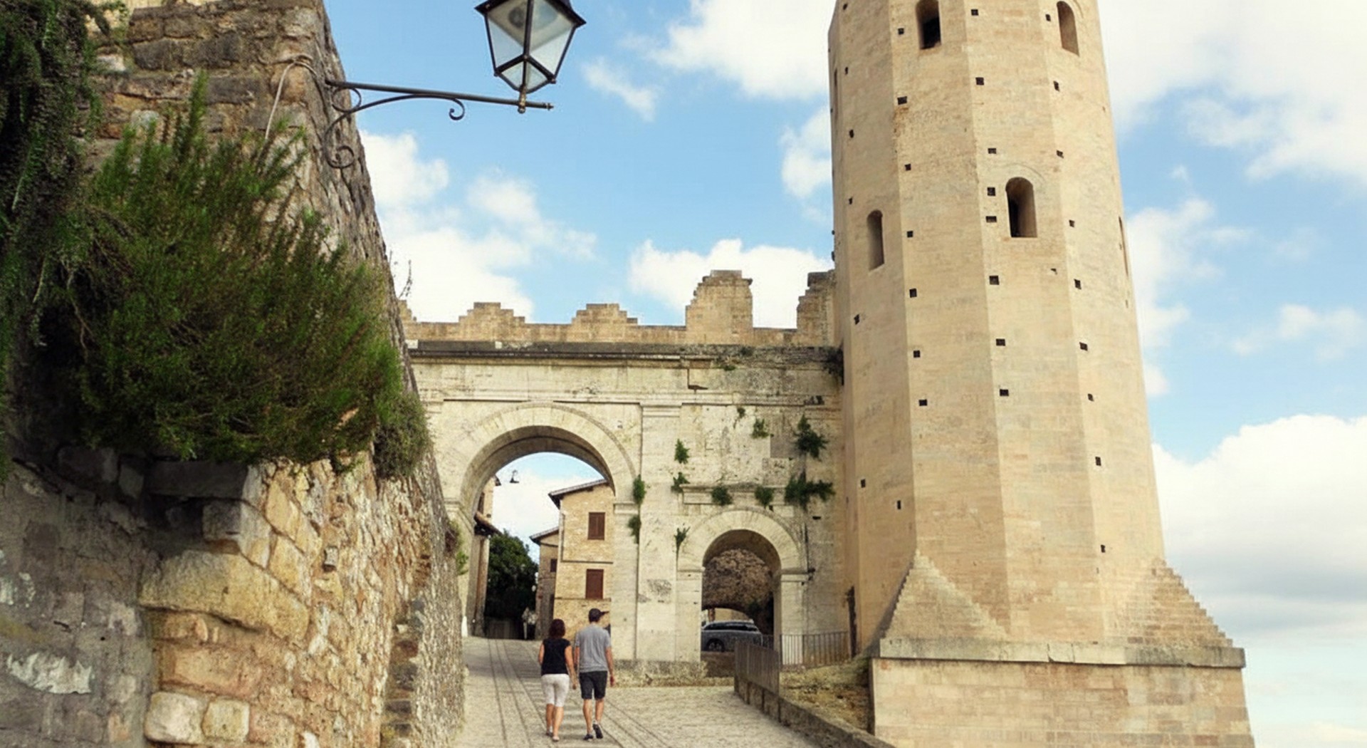Porta Romana di Spello piccolo borgo pieno di cultura