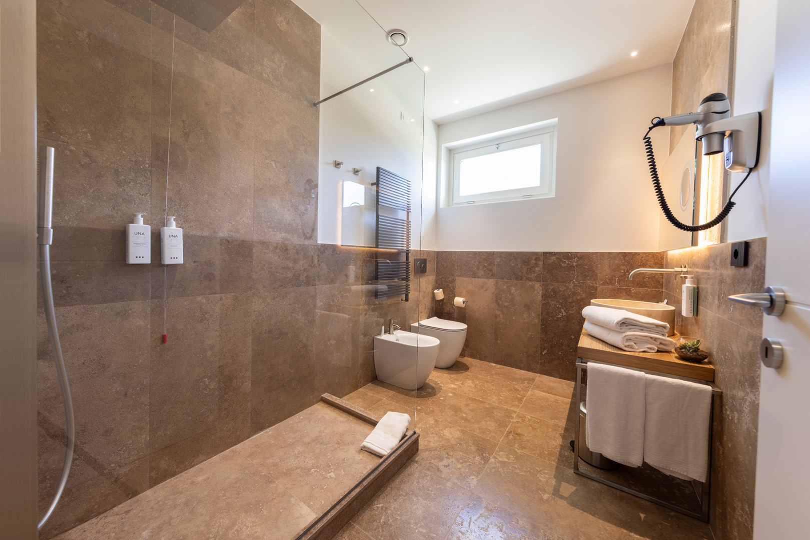 The style of the bathrooms in the rooms of the new Casale Le Poggiole, adjacent to Villa Grazianella