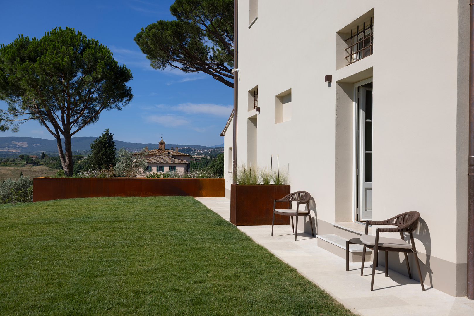 The exterior of the ground-floor rooms in the new Casale Le Poggiole, adjacent to Villa Grazianella