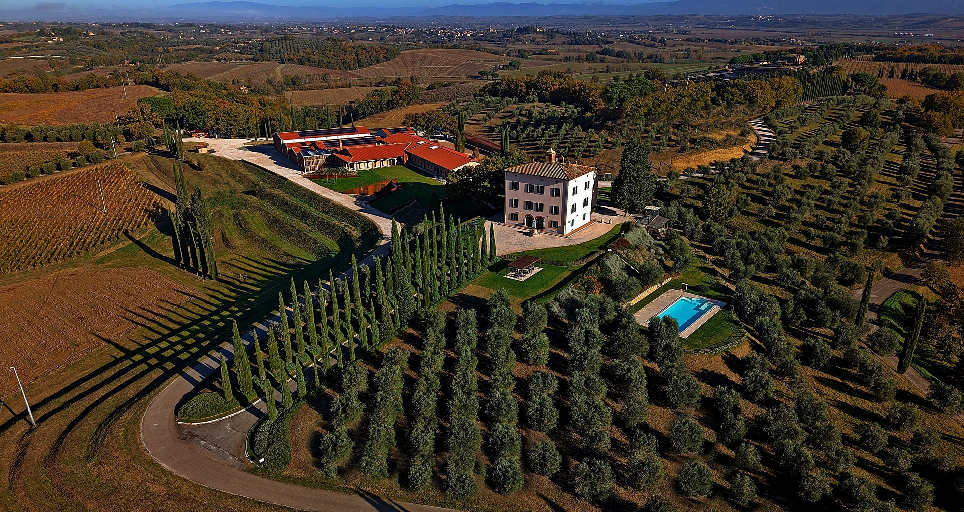 veduta dall'alto di Fattoria del Cerro cantina di Montepulciano