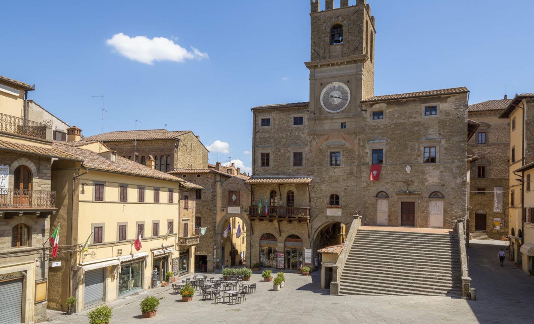 Cortona, arroccata su una collina che domina la Valdichiana, è uno dei borghi più affascinanti della Toscana, ricco di storia e cultura