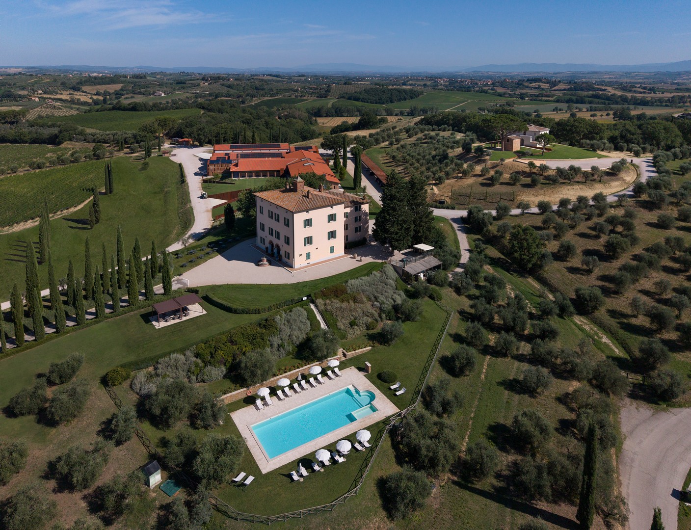Relais Villa Grazianella, with Fattoria del Cerro in the background.