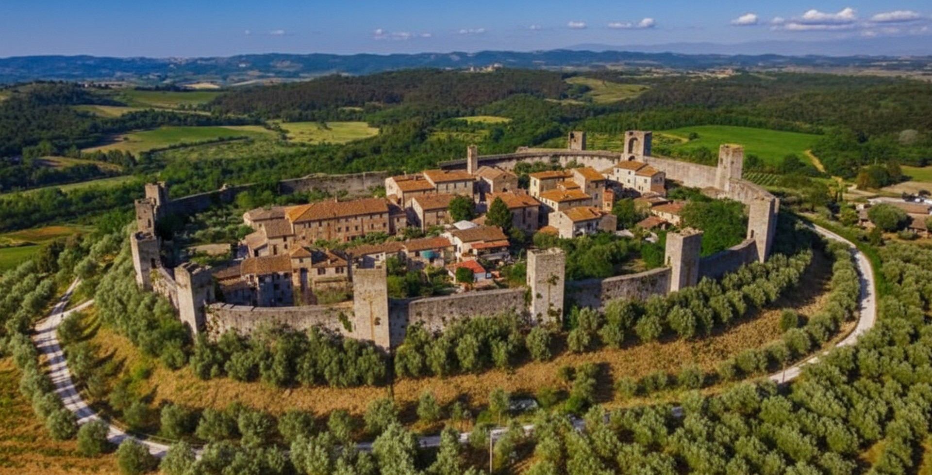 è uno dei borghi medievali più famosi d’Italia, immerso nella bellissima Valle del Chianti, nonché tappa della celebre via Fr​ancigena