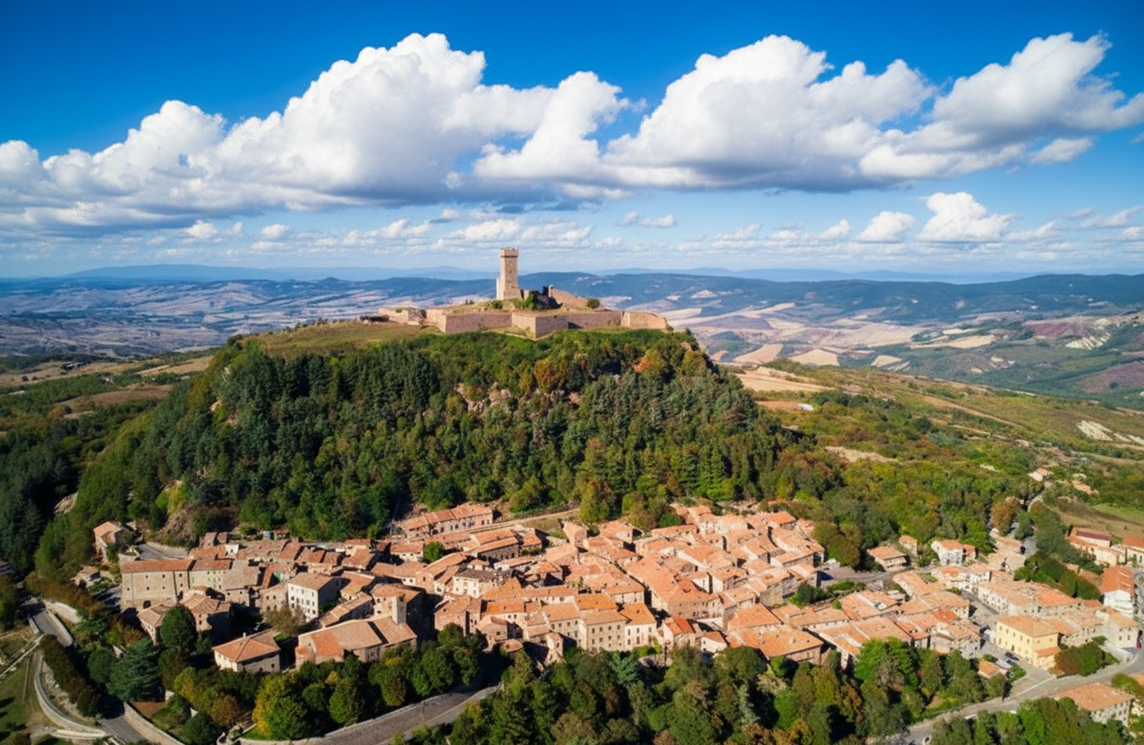 Radicofani borgo medievale custode di una splendida Rocca, simbolo di difesa medievale