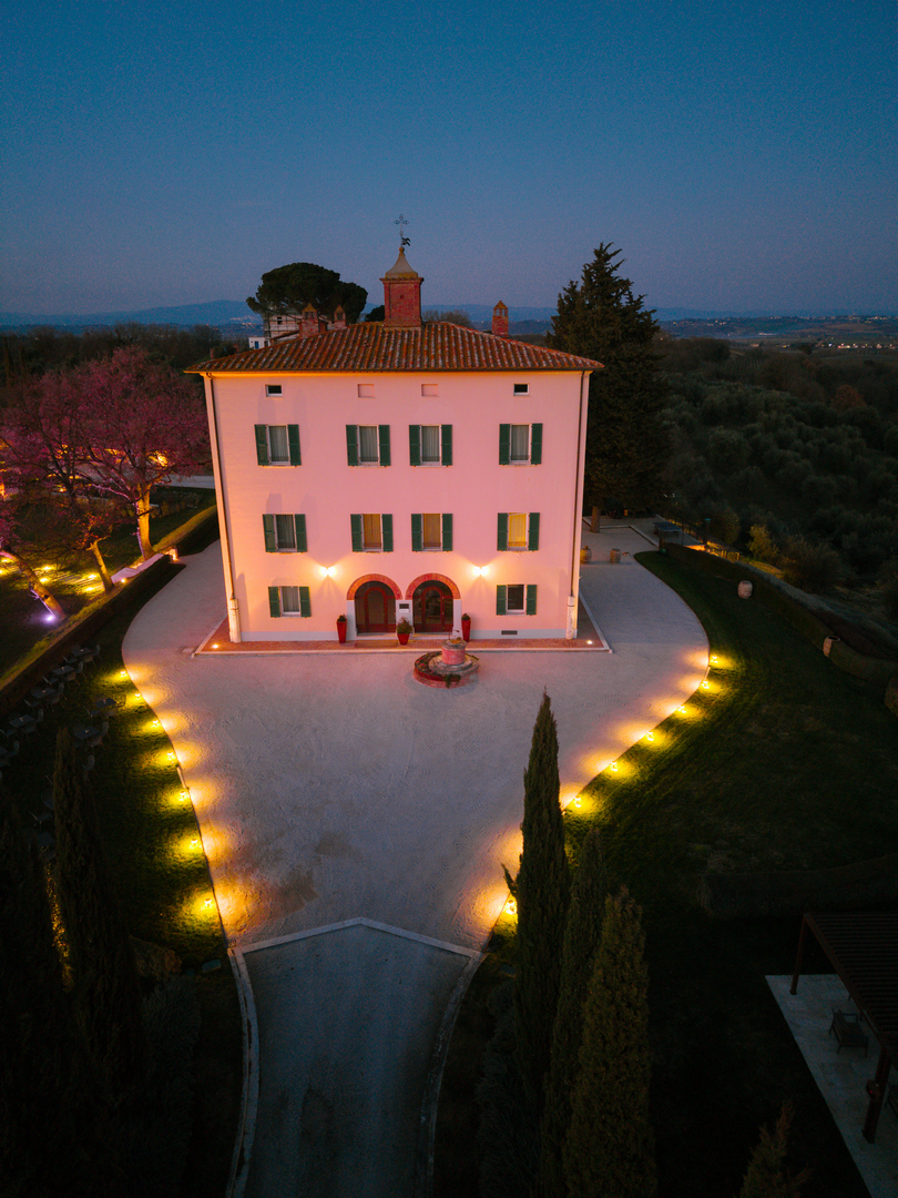 vista della villa Grazianella in notturna a montepulciano