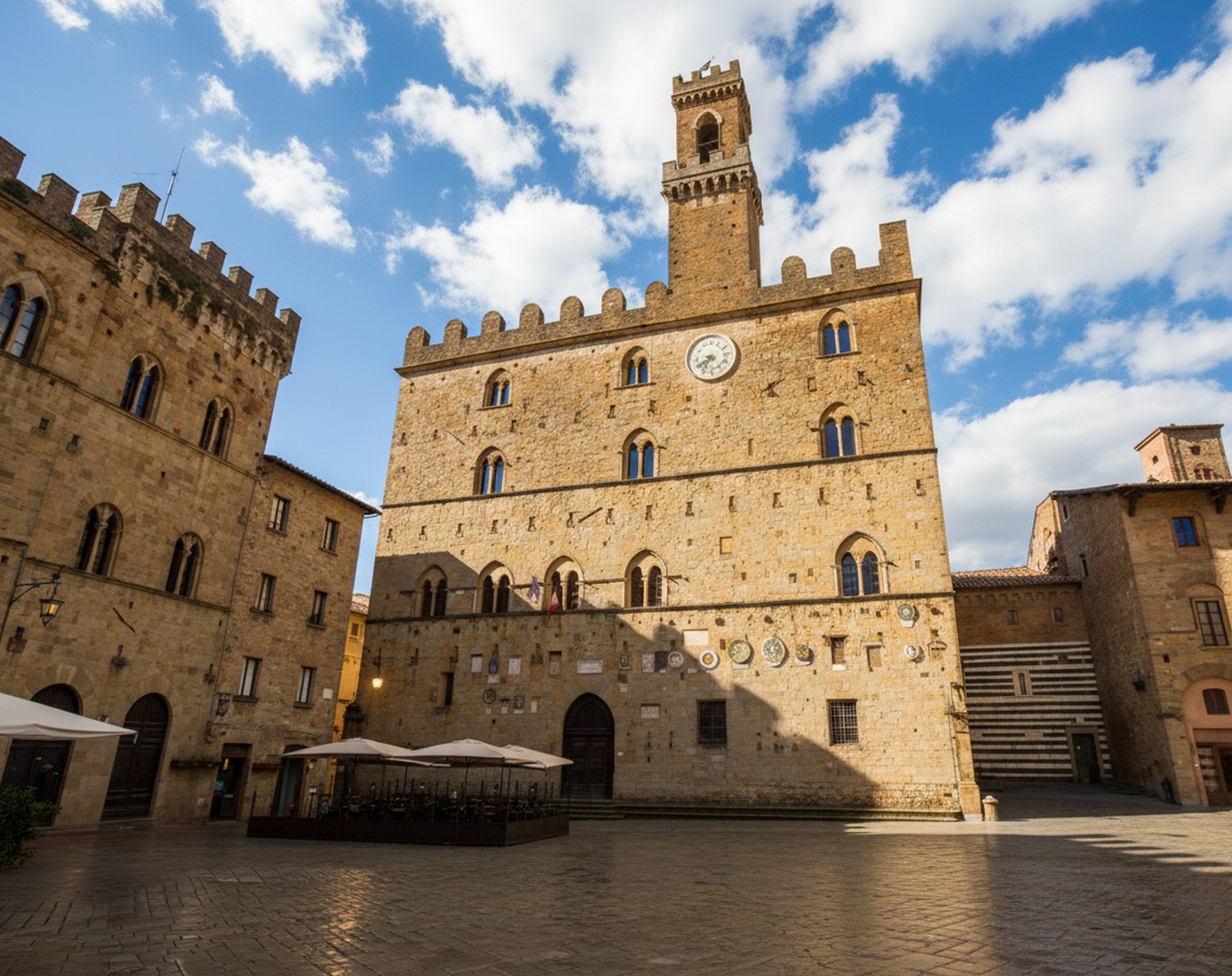 Volterra è un'antica città etrusca, offre un centro storico ricco di fascino, con il Palazzo dei Priori, il Duomo di Volterra e il Teatro Romano