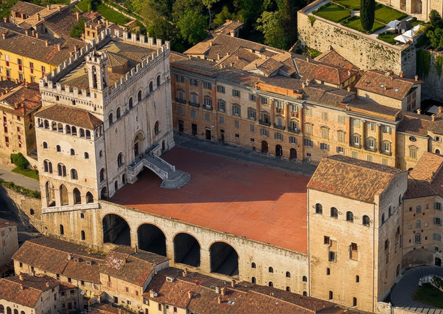 Gubbio, nel cuore dell’Umbria è incastonata tra le dolci colline e sovrastato dal Monte Ingino