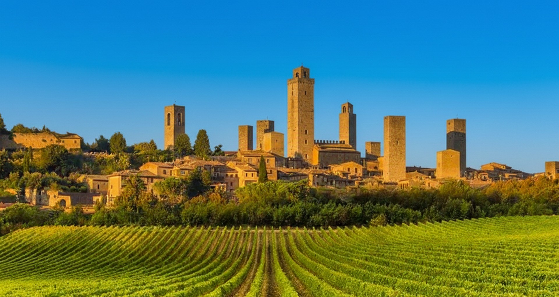 San Gimignano è uno dei più suggestivi borghi medievali toscani ed è famoso in tutto il mondo per le sue torri che un tempo erano il simbolo del potere delle famiglie nobili locali