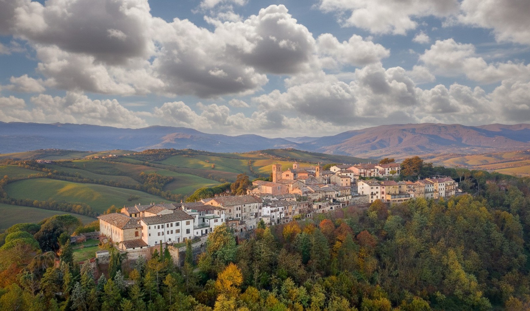 La tappa per Citerna attraversa la pianura dell’Alta Valle del Tevere, con un percorso agevole ma ricco di scorci sulla campagna umbra tra ippocastani, querce e roverelle