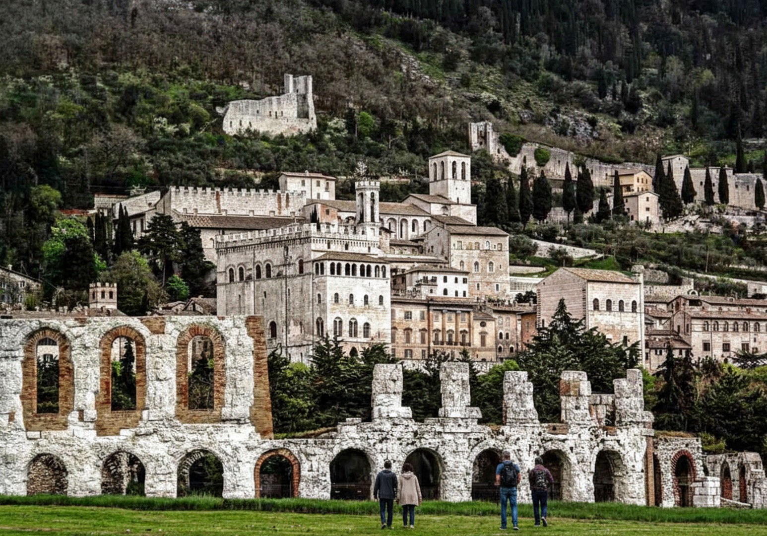 La città, legata alla celebre leggenda dell’incontro tra Francesco e il lupo, conserva uno dei centri storici meglio preservati dell’Umbria