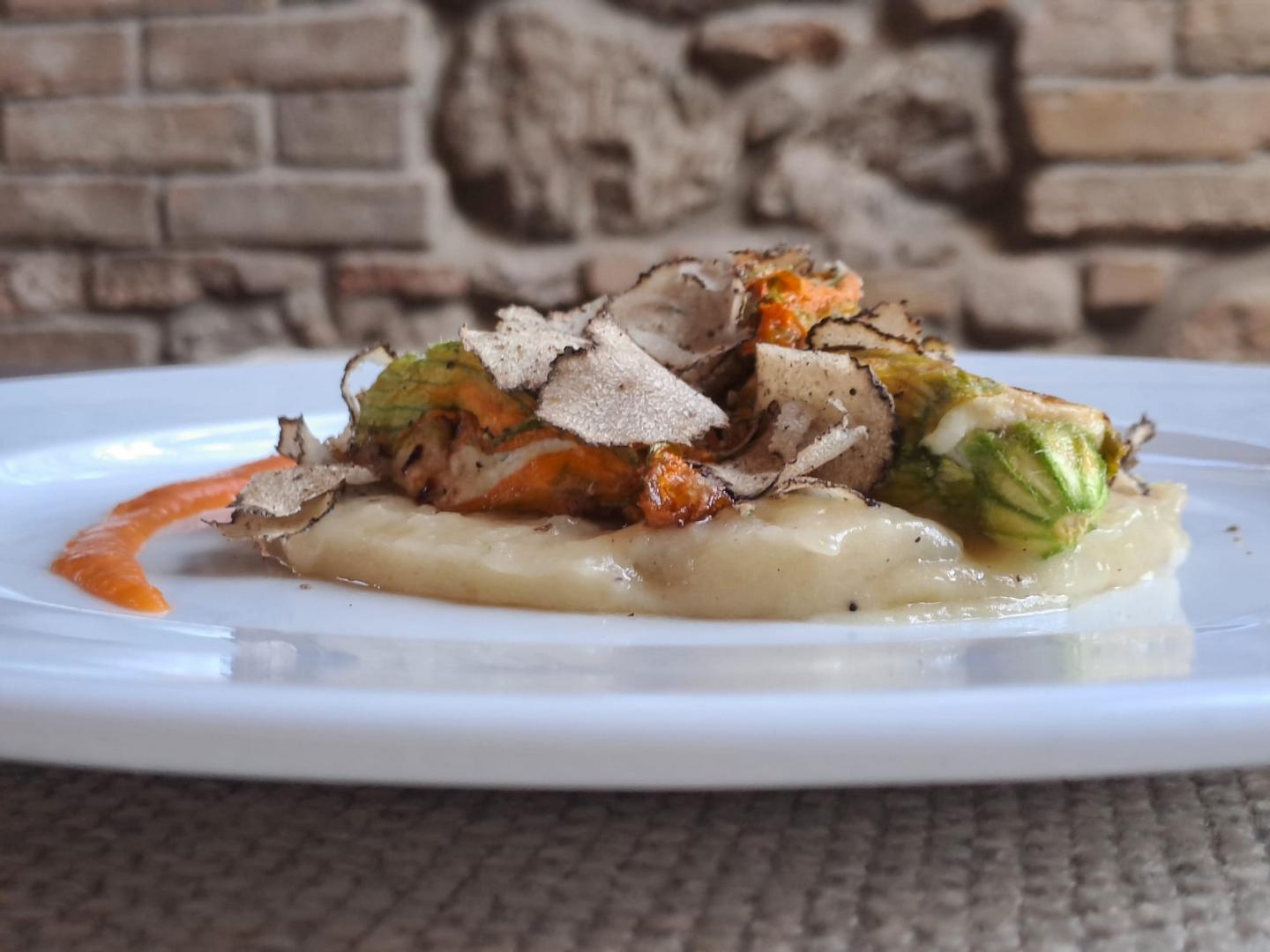 Fiori di zucca al pesce bianco con crema di patate e porri al tartufo