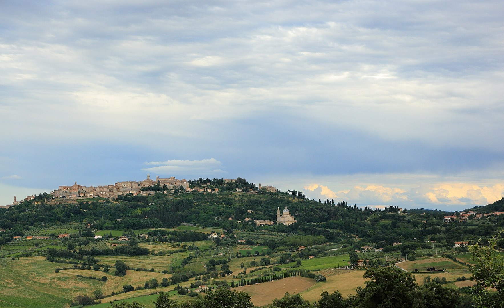 Panorama di Montepulciano con il centro storico arroccato sulla collina e i vigneti che circondano il borgo in Toscana