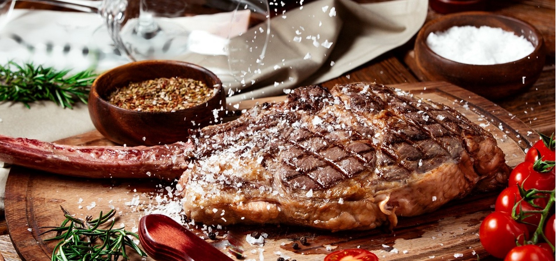 Bistecca alla fiorentina in abbinamento con a Brunello di Montalcino o Vino Nobile di Montepulciano