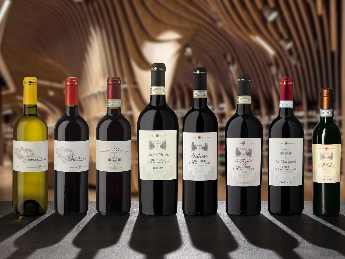 Etichette della Fattoria del Cerro nella cantina di design a Montepulciano