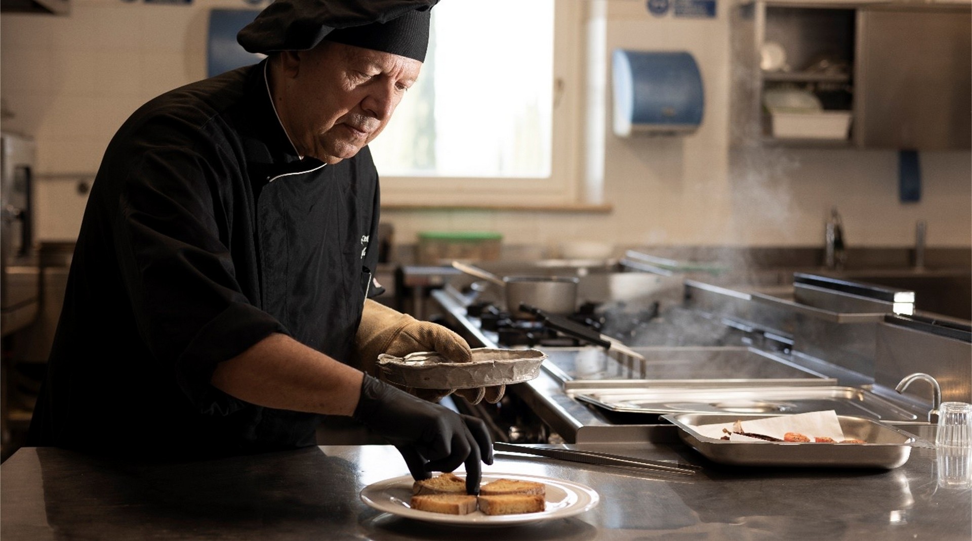 Lo chef Stefano Azzi prepara un piatto tipico toscano al ristorante Antica Chiusina di Montepulciano