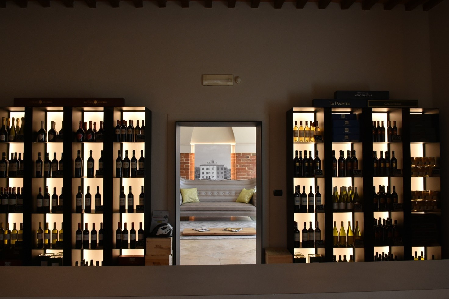 Wine Shop di Fattoria del Cerro, tenuta toscana simbolo del Vino Nobile di Montepulciano