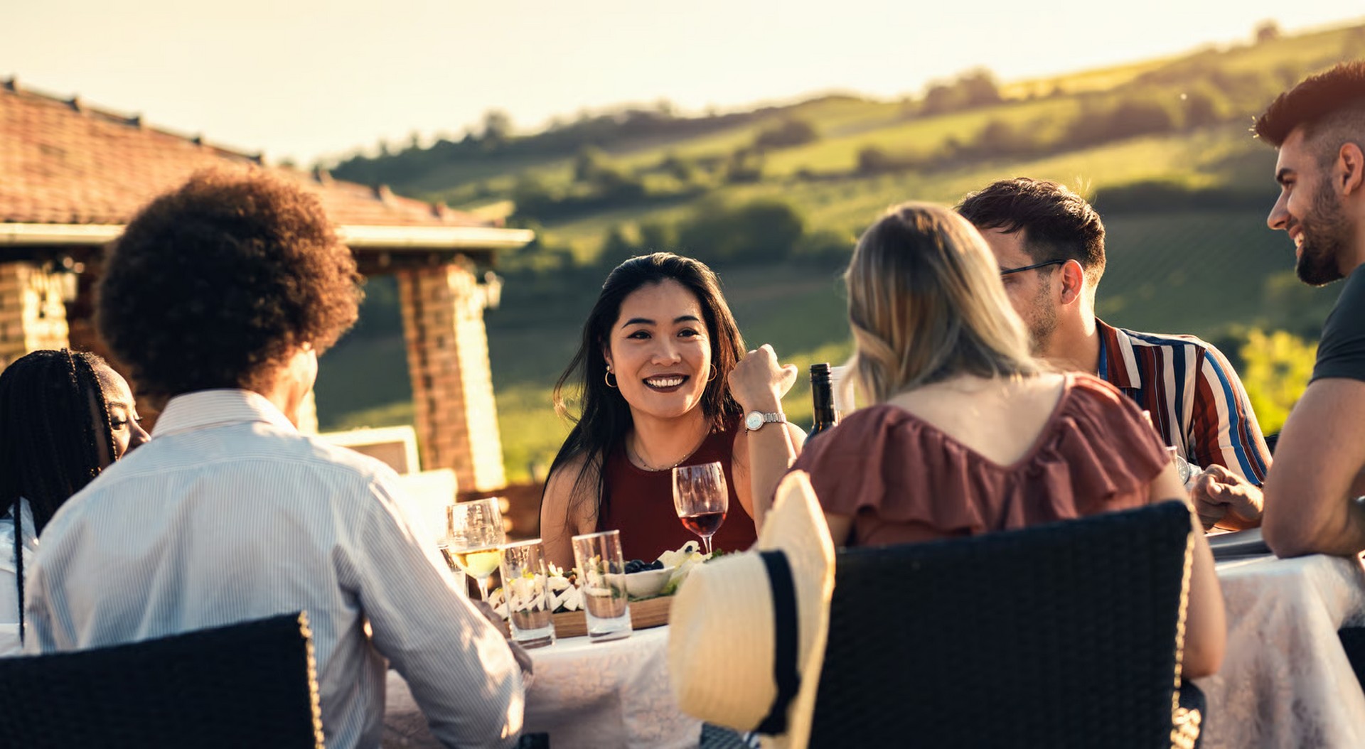 Esperienza di degustazione di un calice di Pieve Sant'Ilario durante nella cantina di Fattoria del Cerro a Montepulciano