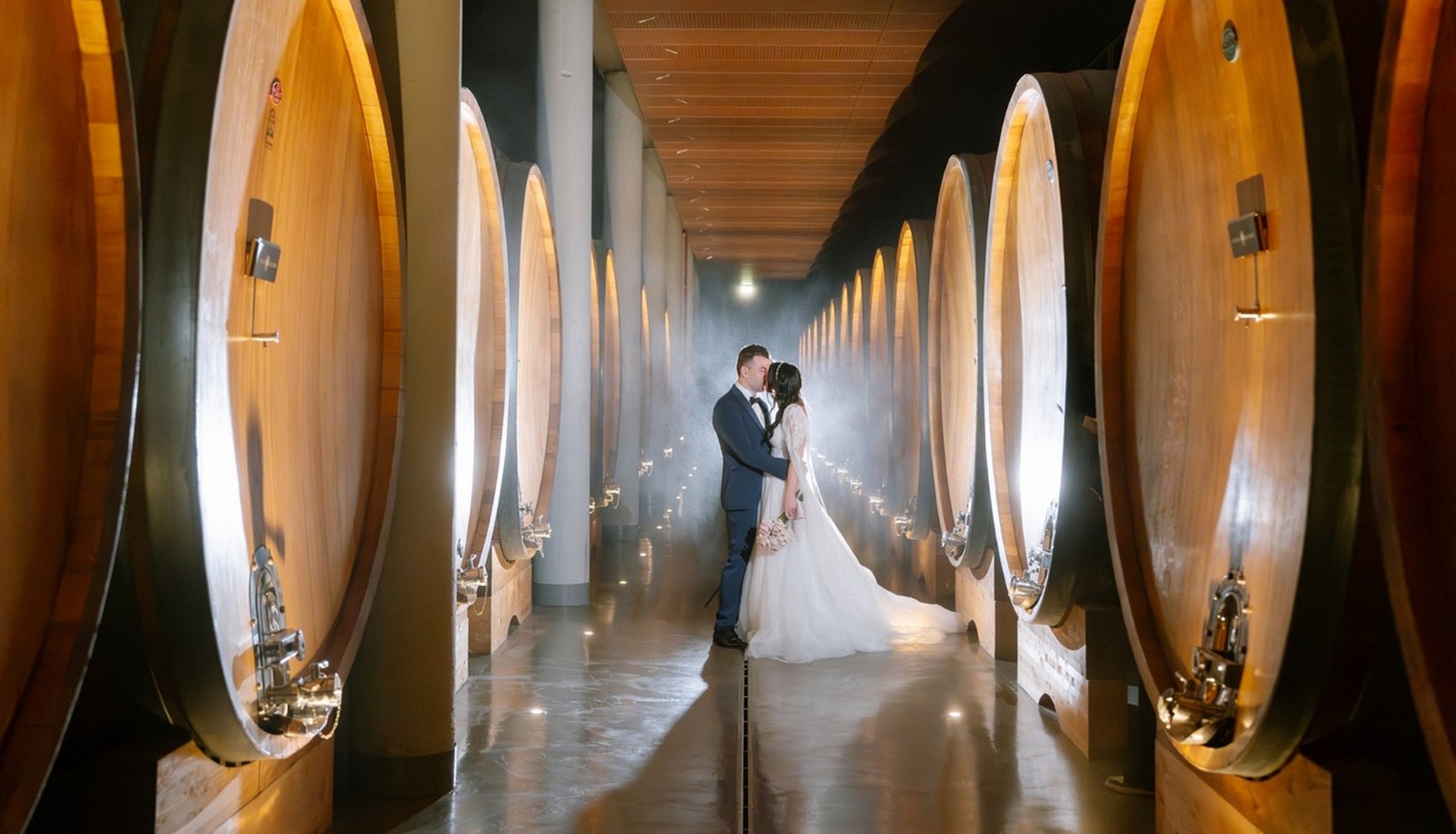 Matrimonio in cantina tra le barrique di un wine resort in Toscana, Villa Grazianella a Montepulciano