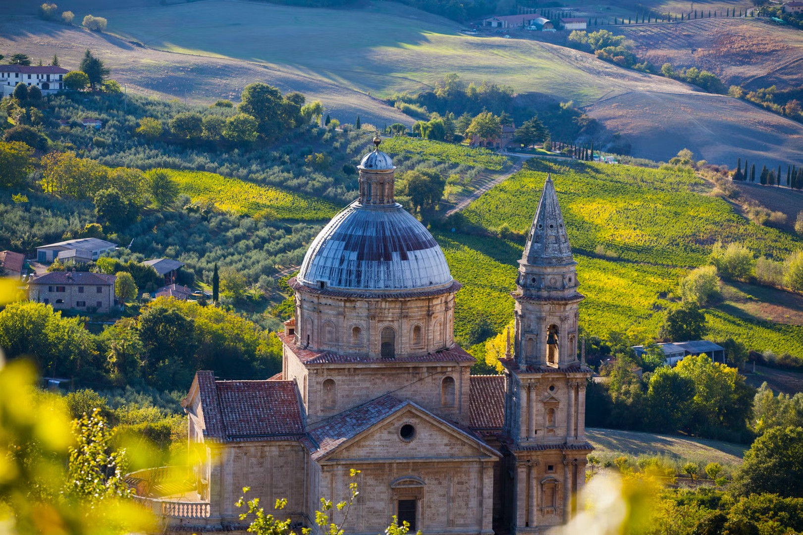 Pieve Sant’Ilario di Fattoria del Cerro è il nuovo Vino Nobile di Montepulciano DOCG 2021 con menzione Pieve: vino rosso pregiato e ricco di storia.