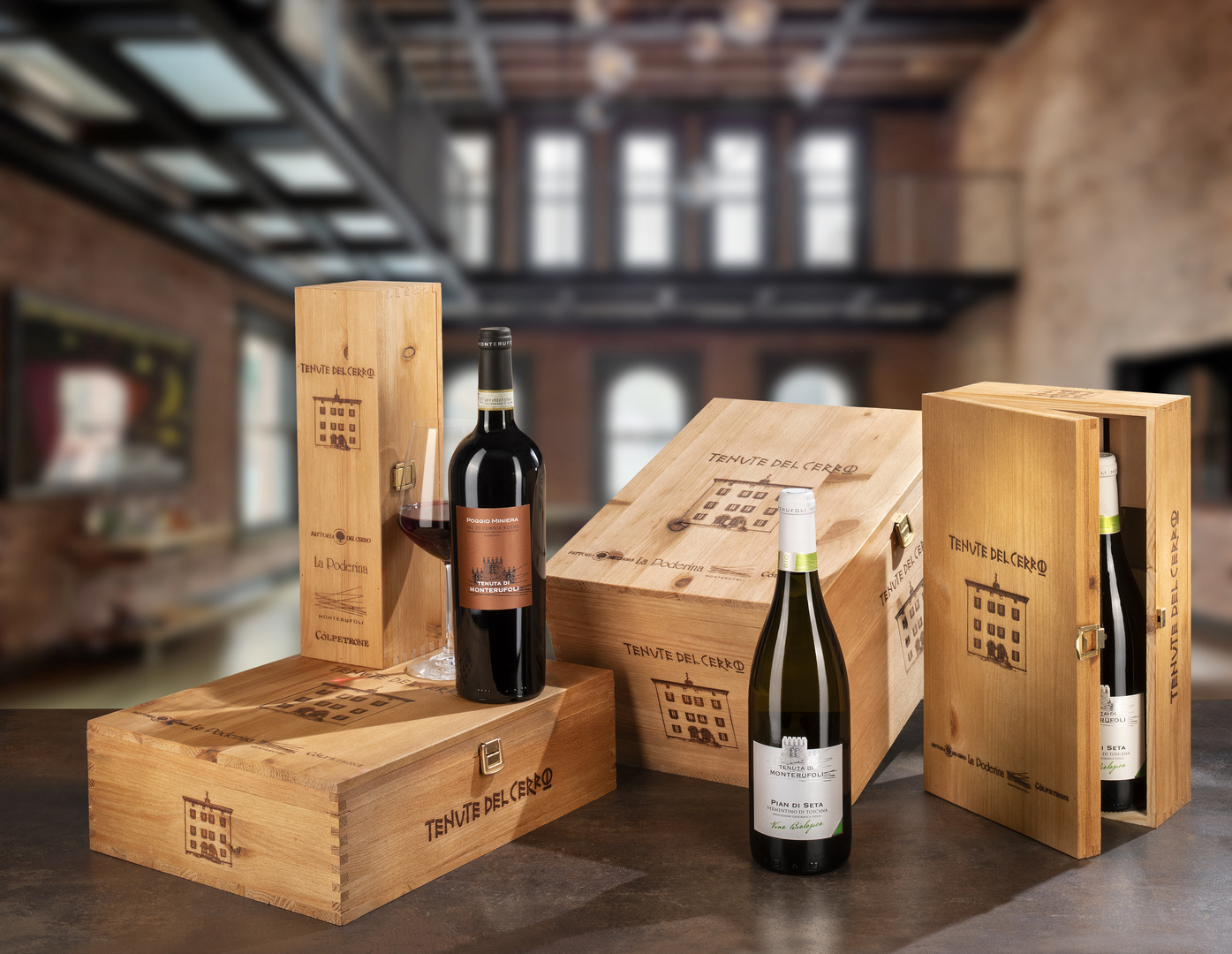 Iscriviti al wine club di Tenute del Cerro e acquista confezioni in legno dei vini della Tenuta Monterufoli in Toscana, perfette per un regalo di lusso