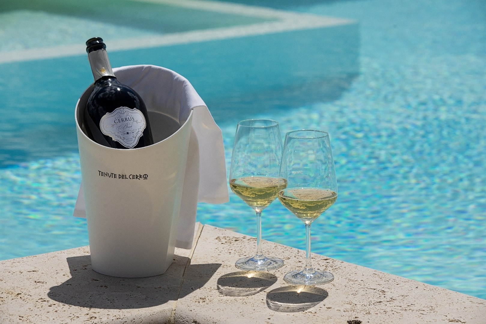 Degustazione del Cerrus Spumante Brut metodo classico di Fattoria del Cerro a bordo piscina, una delle esperienze del wine club di Tenute del Cerro