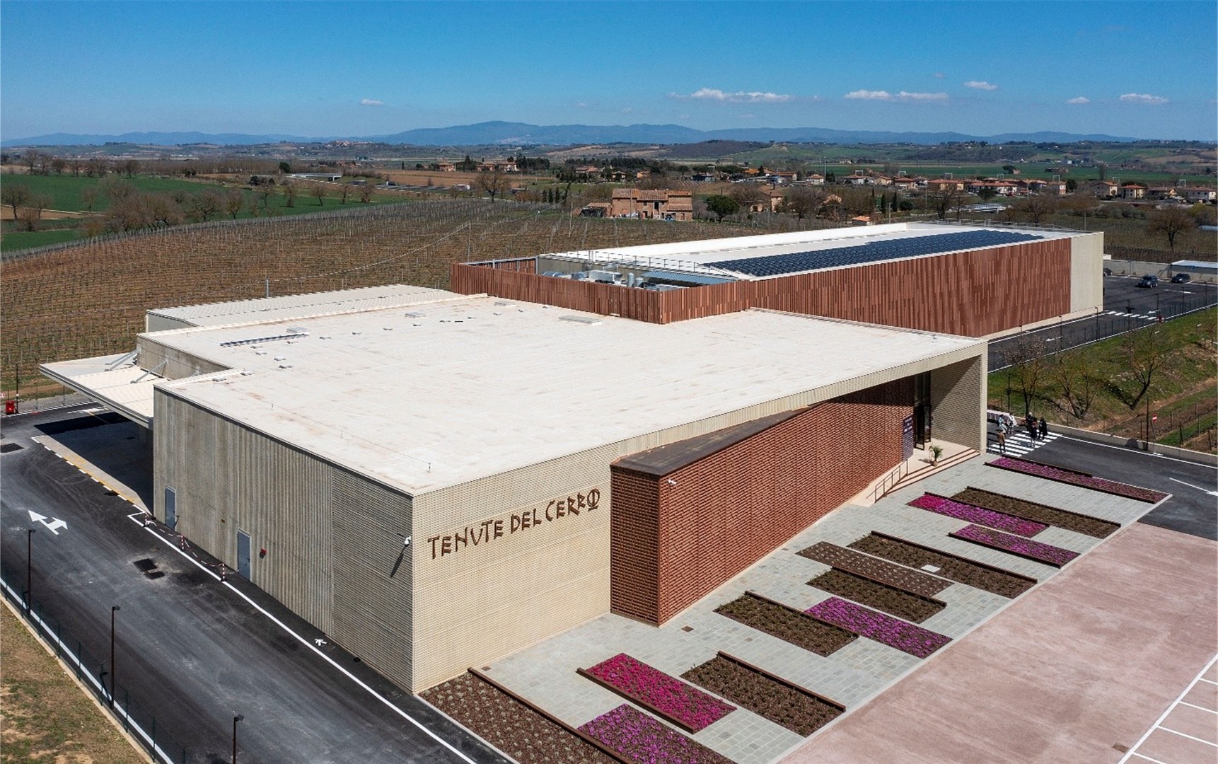 L’hub logistico Le Cerraie di Tenute del Cerro, progettato per mantenere intatta la qualità delle bottiglie acquistate nello shop online di Tenute del Cerro