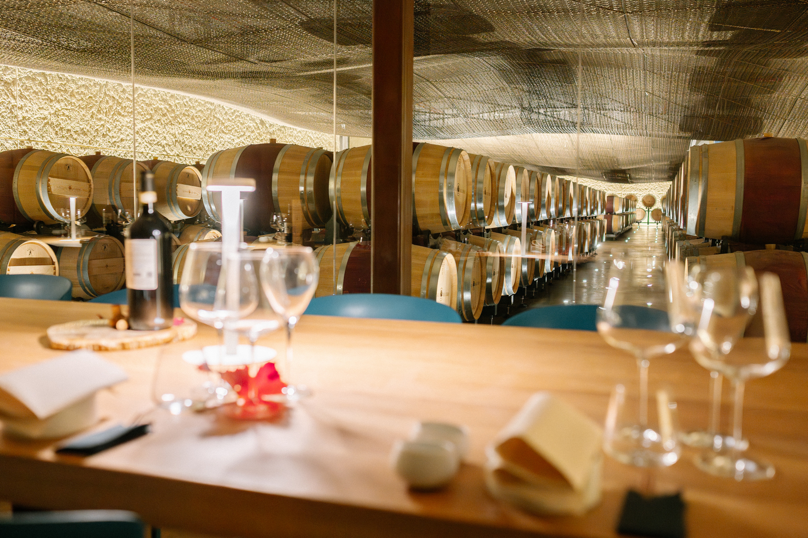Sala degustazione nel cuore della cantina moderna di Fattoria del Cerro a Montepulciano in Toscana