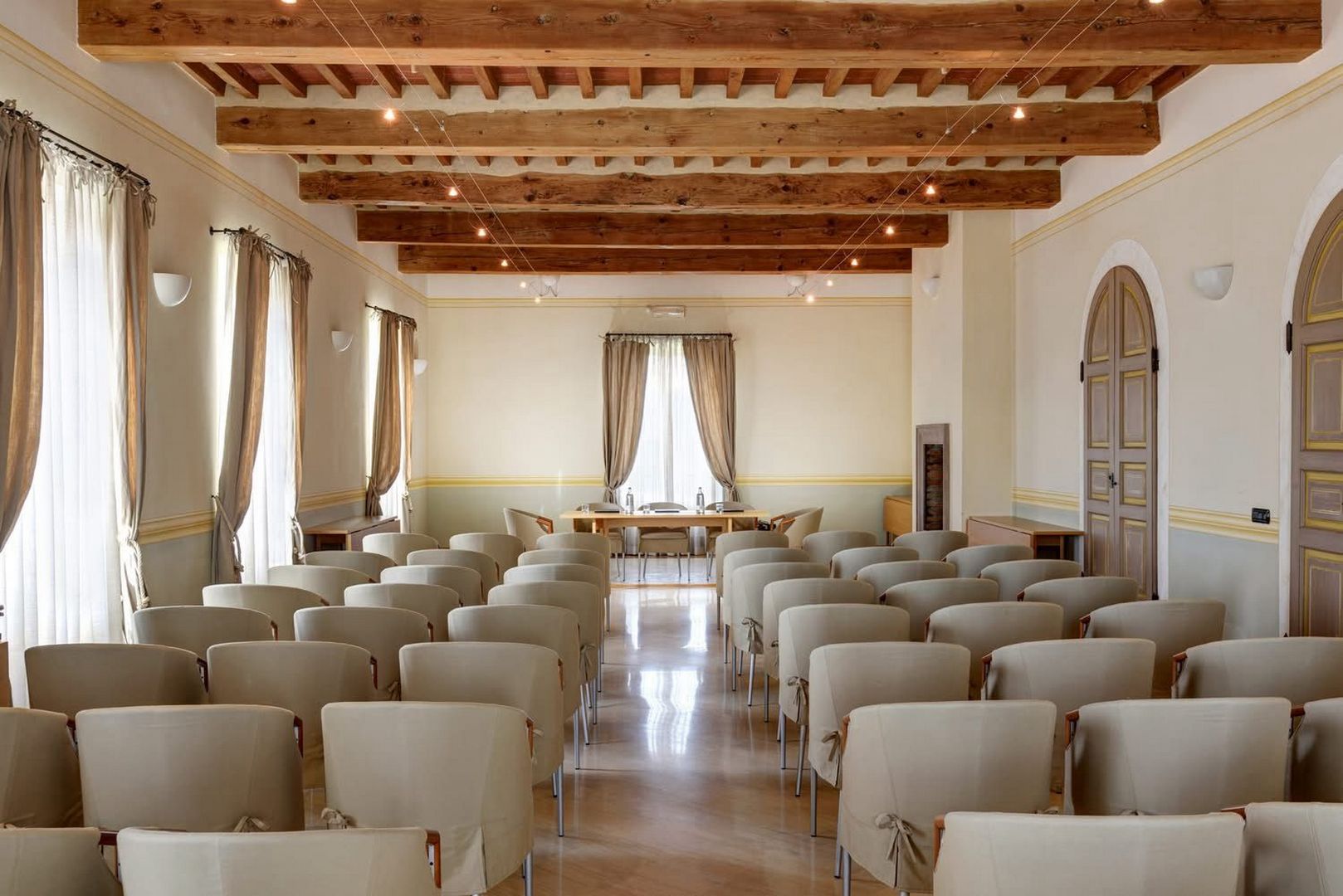 La sala meeting del Relais Villa Grazianella, wine resort a Montepulciano per eventi aziendali e attività di team building in Toscana