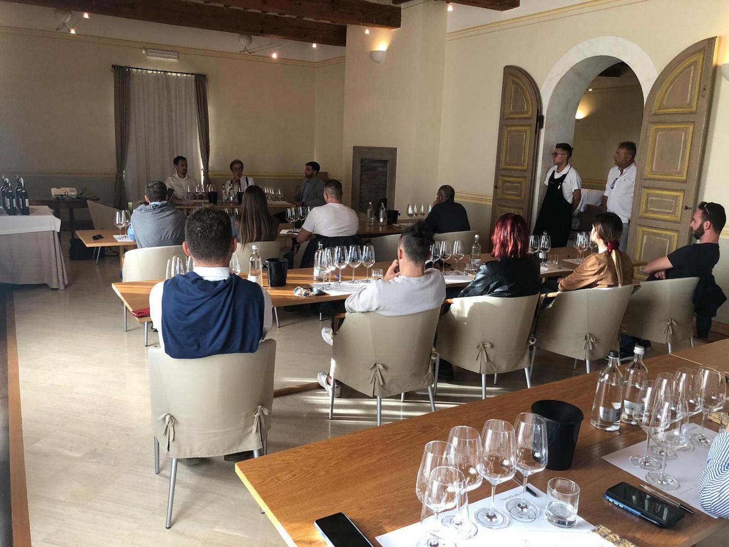 Attività di team building al Relais Villa Grazianella: cooking class, degustazione alla cieca, blend workshop ed esperienze outdoor in Toscana