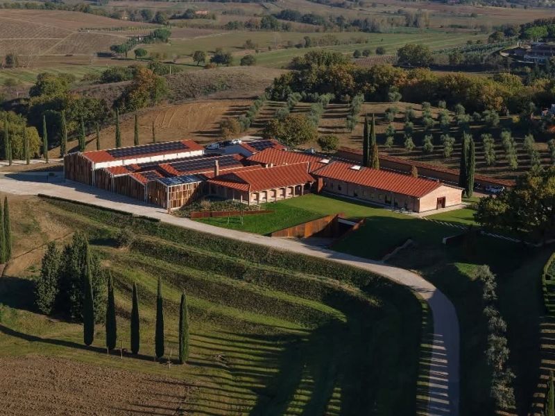 Visita alla cantina moderna di Fattoria del Cerro in Toscana tra innovazione, design e sostenibilità