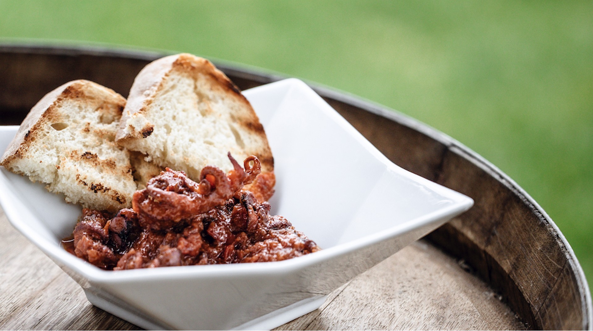 Piatto di cacciucco con pane abbrustolito, specialità del ristorante La Miniera a Monterufoli