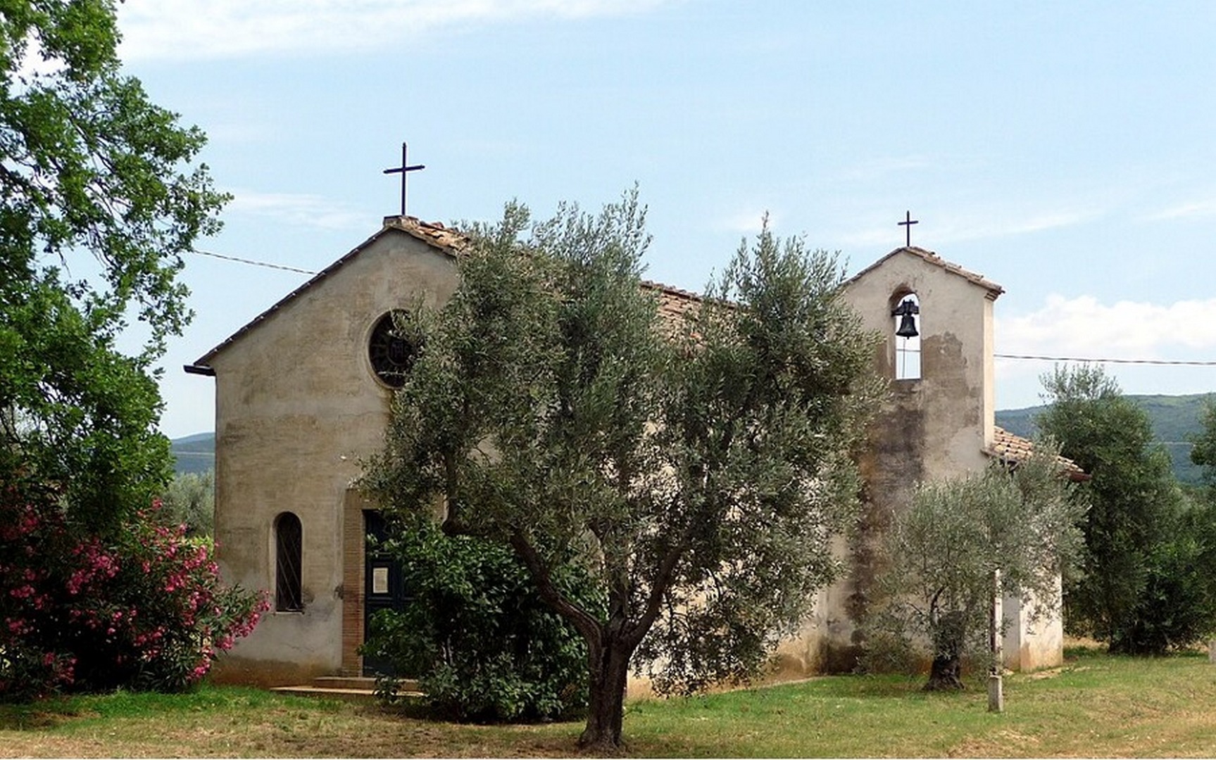 La chiesina di San Giuseppe nella campagna di Bolgheri, tra i vigneti di Bolgheri DOC