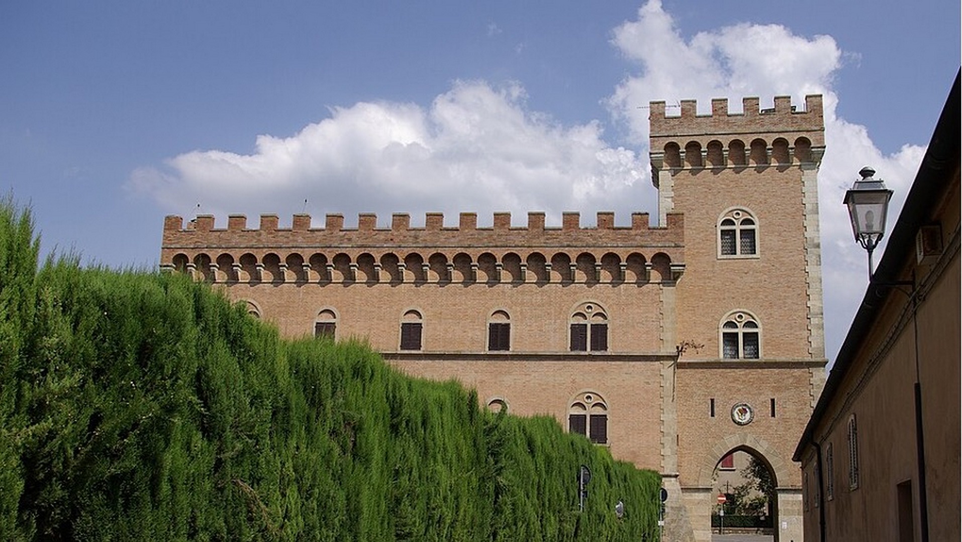 Il Castello di Bolgheri e la torre con la porta di accesso al borgo in pietra