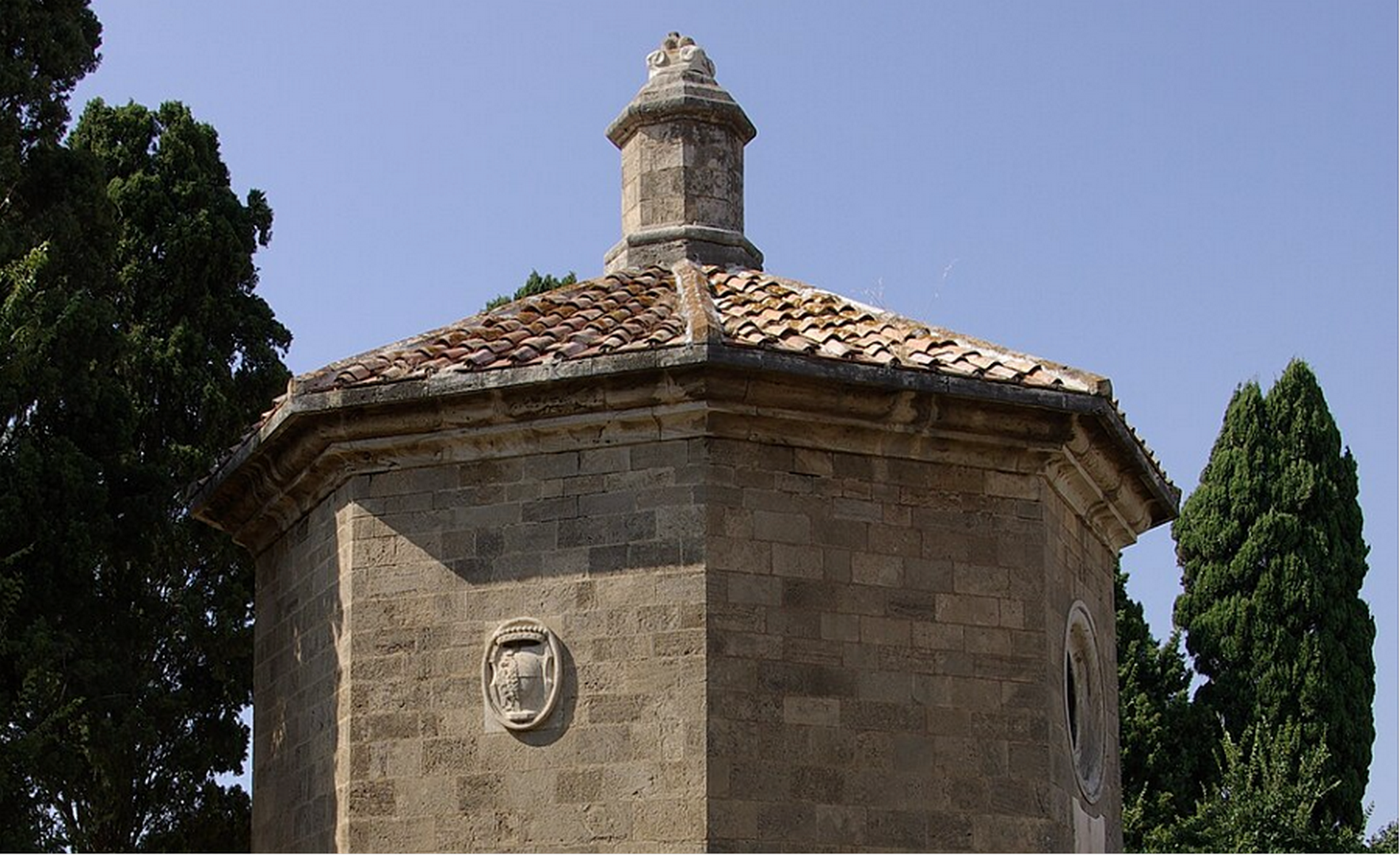 Visitare Bolgheri partendo dall'Oratorio di San Guido, che attraverso il Viale dei Cipressi si collega al borgo e al castello