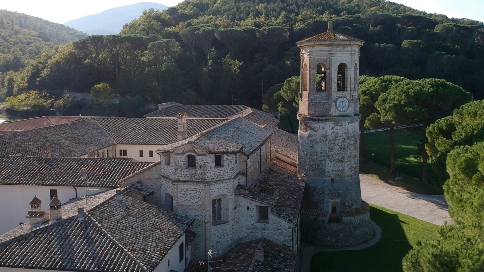 Escursioni in Umbria: itinerari tra i boschi di Montecorona e i vigneti di Montefalco